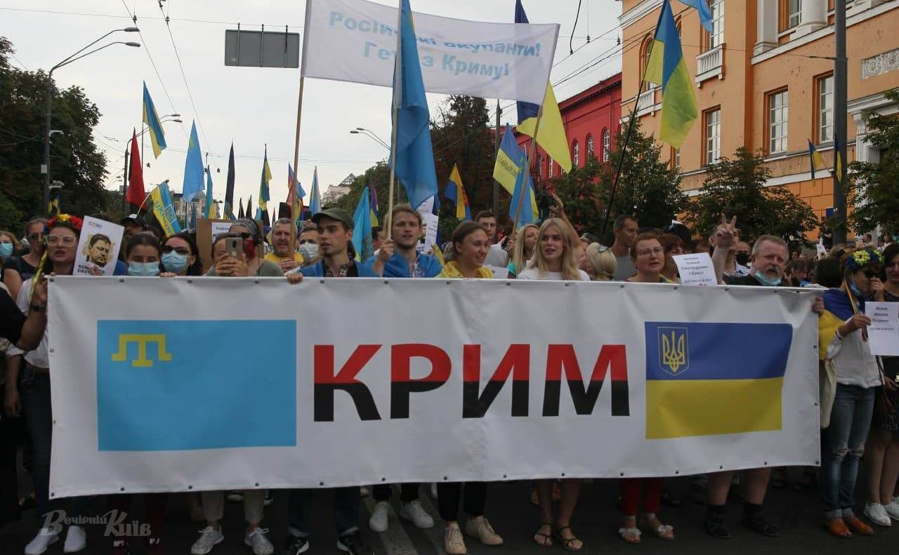 Під час святкування 30-ї річниці Незалежності України сформували колону демонстрантів — вихідців з півострова. Фото з архіву «Вечірнього Києва»