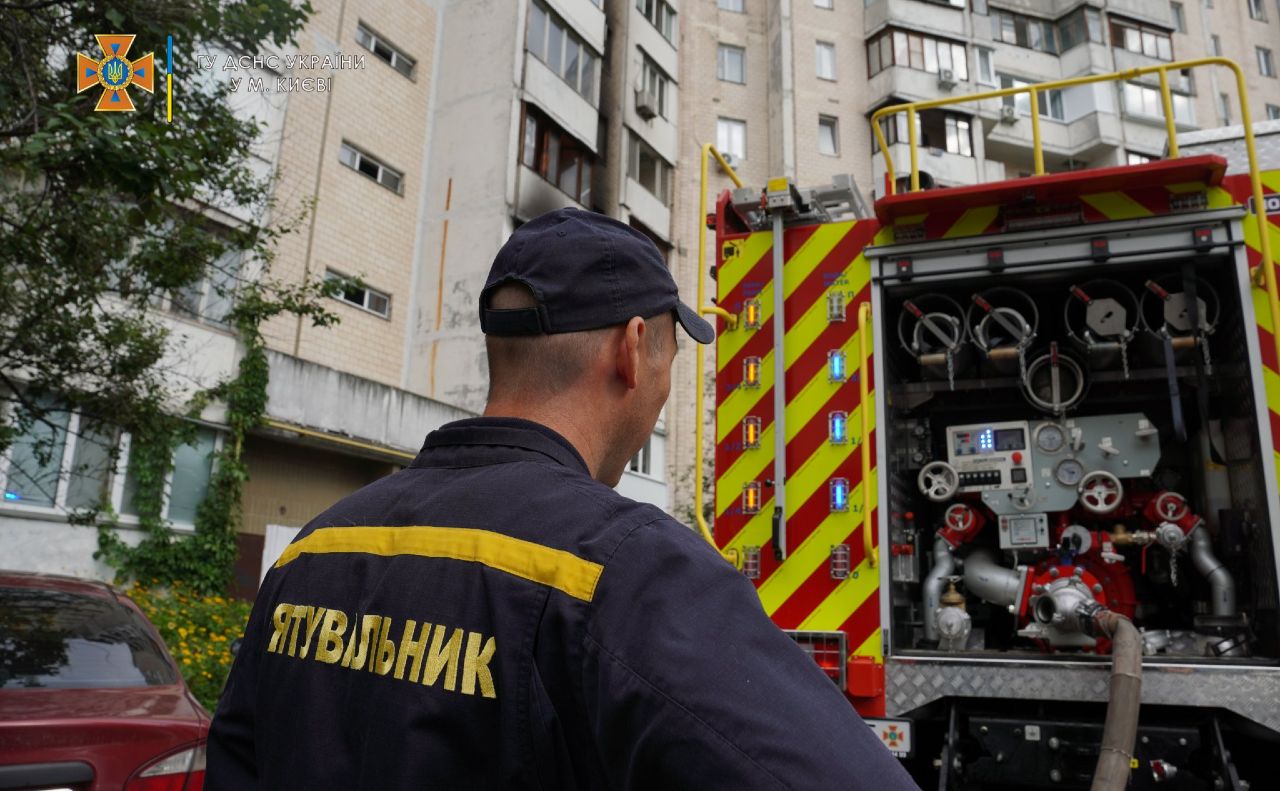 На місці події працювали 12 рятувальників