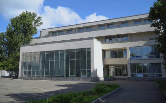 Державна наукова архiтектурно-будiвельна бiблiотека iмені В. Г. Заболотного розташована на проспекті Перемоги.