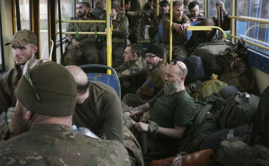 Вивезення захисників «Азовсталі». Фото: «Рейтер»