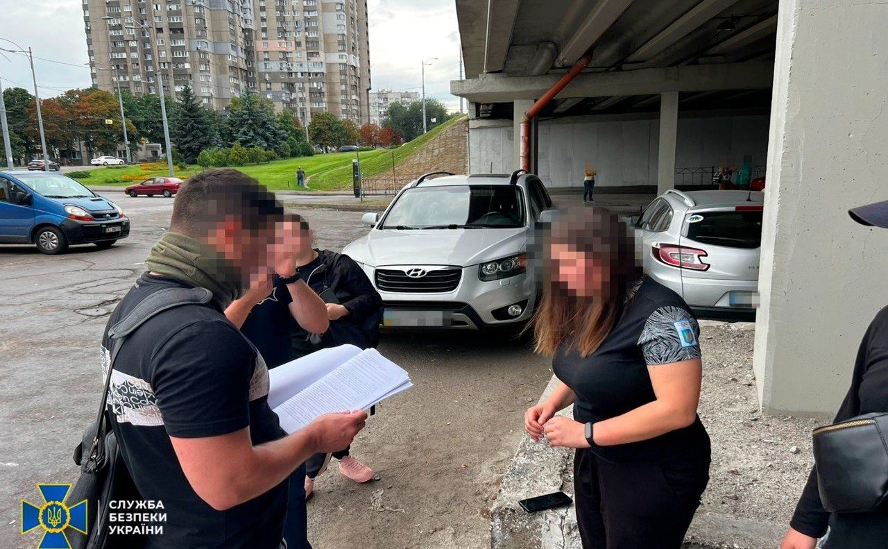 Момент затримання зловмисниці співробітниками Служби безпеки України. Фото: фб СБУ