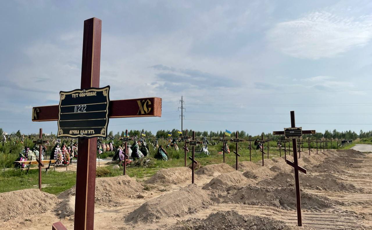 Могили неопізнаних вбитих бучанців. Фото: Олексій Кулеба