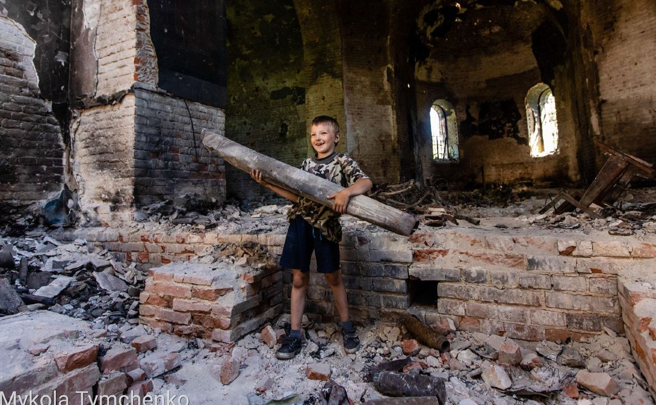 Семирічний Тьома грається у руїнах церкви на Чернігівщині. Фото: Миколи Тимченка