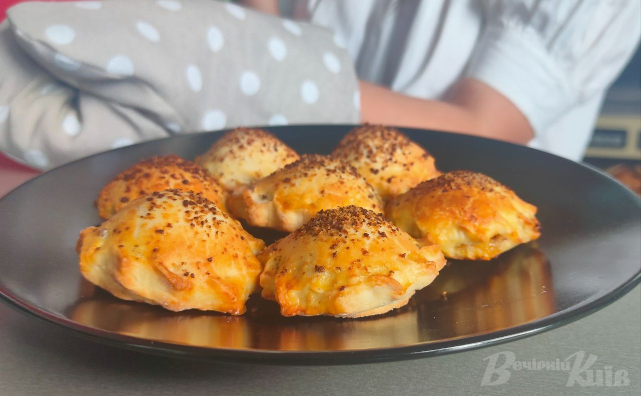 «Kyiv pie» — це невеликий пиріг круглої форми на бездріжджовому тісті з різними начинками. Фото авторки
