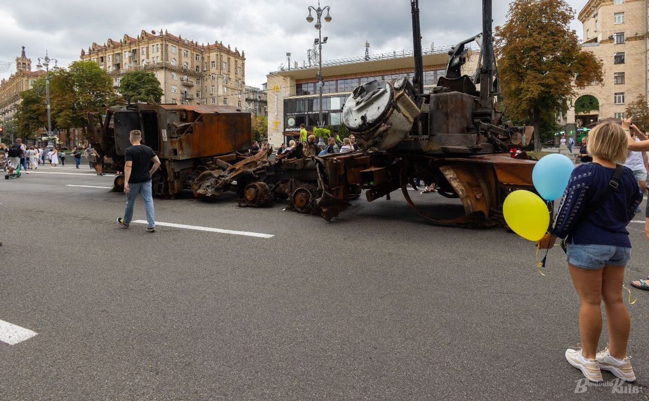 На вулиці через виставку знищеної техніки перекрили рух транспорту. Фото: Михайло Марків