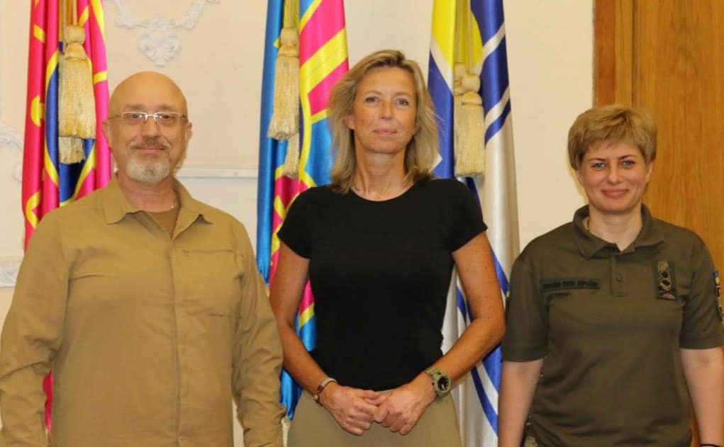 Кайса Оллонґрен з мінстром оборони України та командувачем Медичних Сил ЗСУ. Фото: фб Міноборони України