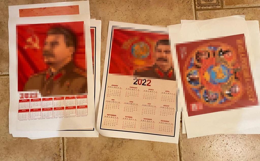 Під час обшуку у антиукраїнського пропагандиста вилучили друковану продукцію. Фото: Київська міська прокуратура