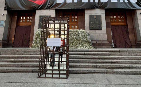 Металеву клітку встановили навпроти мерії. Фото: Асоціації родин захисників «Азовсталі»