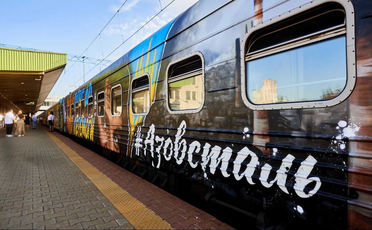 Поїзд Київ-Ужгород «перейменували» у «Потяг до перемоги». Фото: агенція Gres Todorchuk