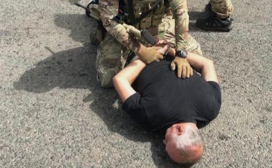 Момент затримання нелегального торгівця зброєю у столиці. Фото: Київська міська прокуратура