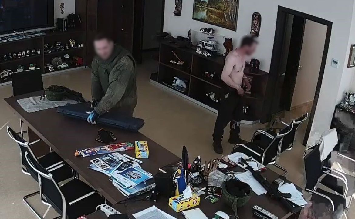 Скрин відео з камер спостереження, які зафіксували вбивство та пограбунок. Фото: скрин Київська міська прокуратура