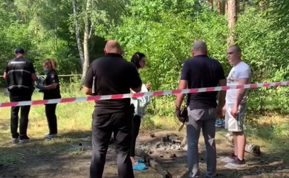 Поліція та криміналісти на місці, де жінка намагалась спалити тіло чоловіка. Фото: Київська міська прокуратура