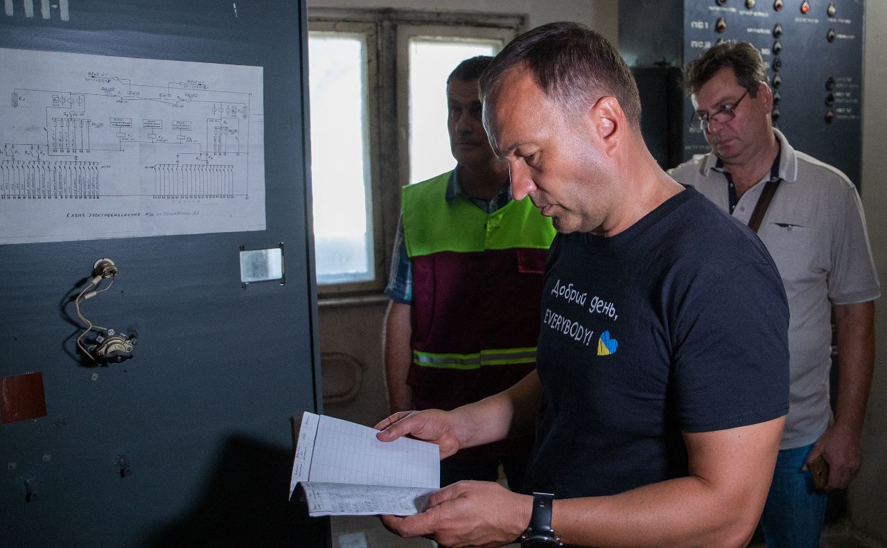 Петро Пантелеєв перевірив стан електрощитових у будинках двох районів. Фото: