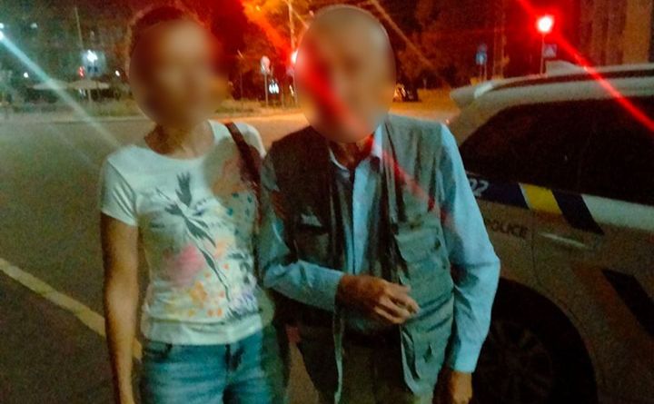 75-річний чоловік розгублено блукав нічним Виноградарем. Фото: Патрульна поліція Києва