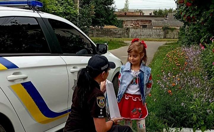 Дівчинка йде у перший клас з особливим супроводом. Фото: Поліція Київщини