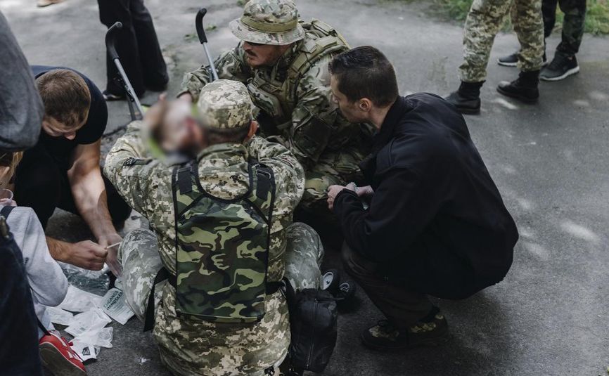 Одна дитина після пострілу у важкому стані. Фото: Суспільне