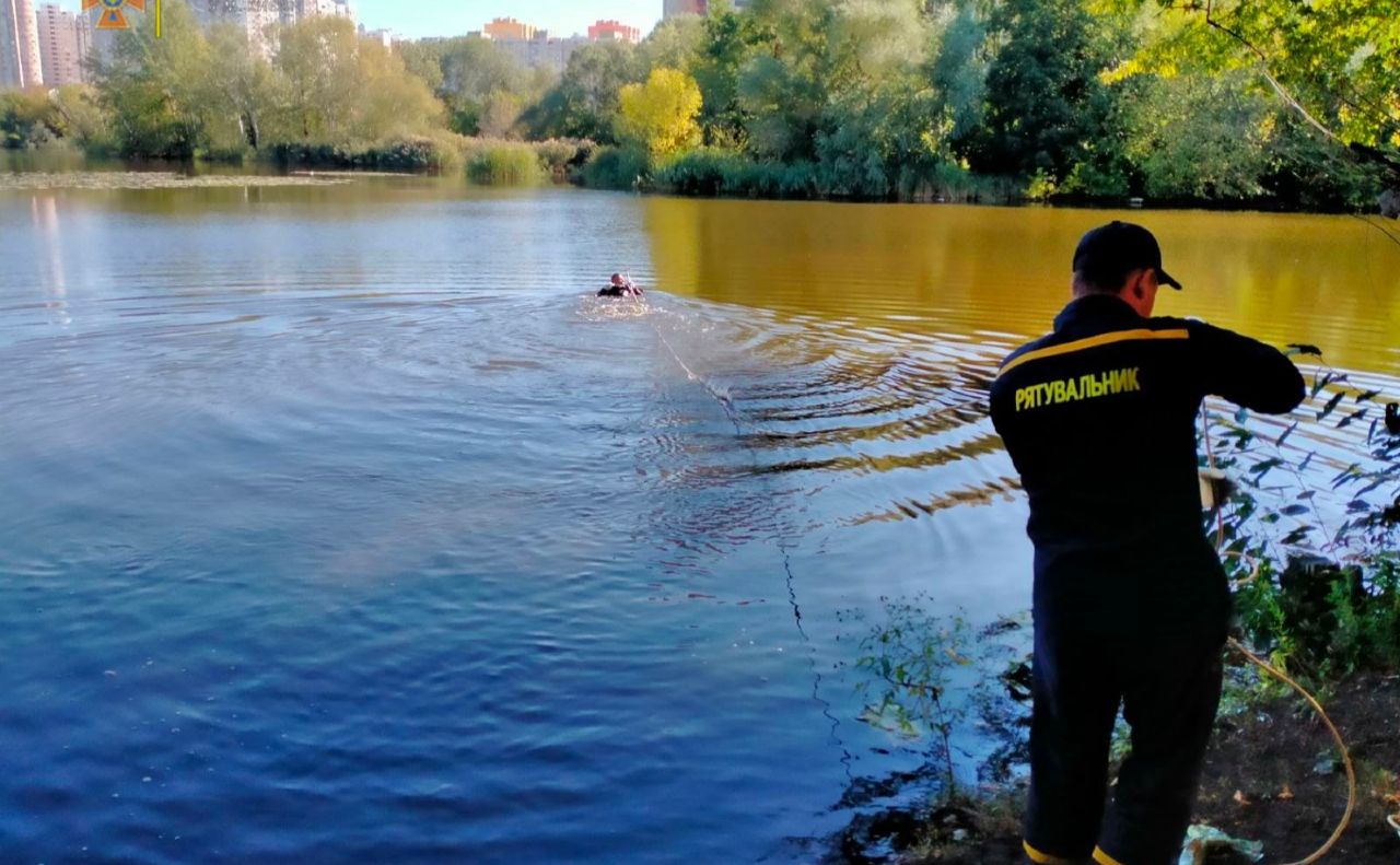 Тіло потопельниці було за 70 метрів від берега. Фото: ГУ ДСНС у м.Києві