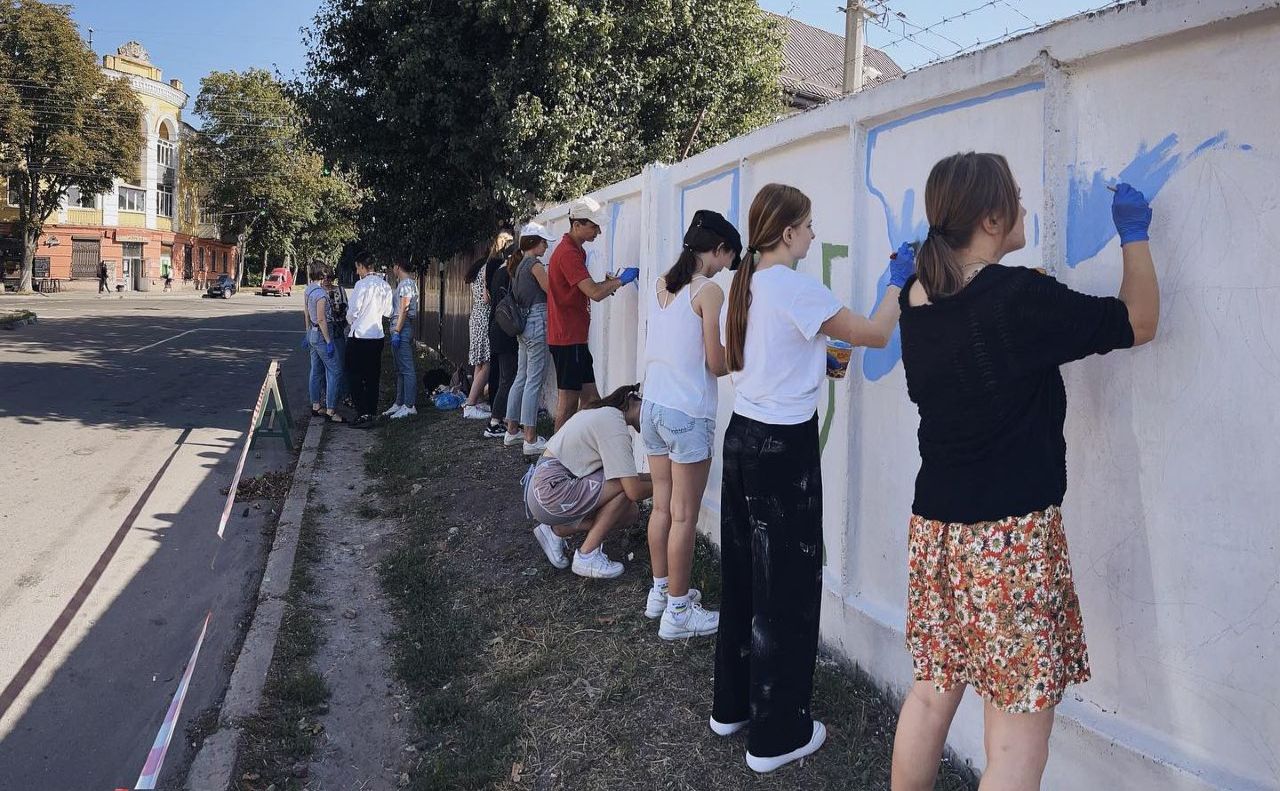 Молодь Фастова створює стометрову яскраву стрічку історії. Фото: Молодіжна рада м.Фастів