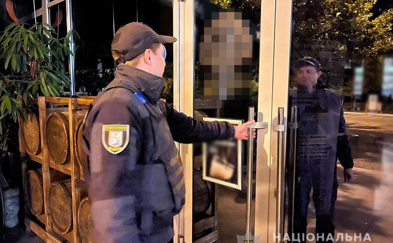Поліцейські перевіряють, чи дотримуються встановлених обмежень у графіках роботи заклади харчування. Фото: Національна поліція