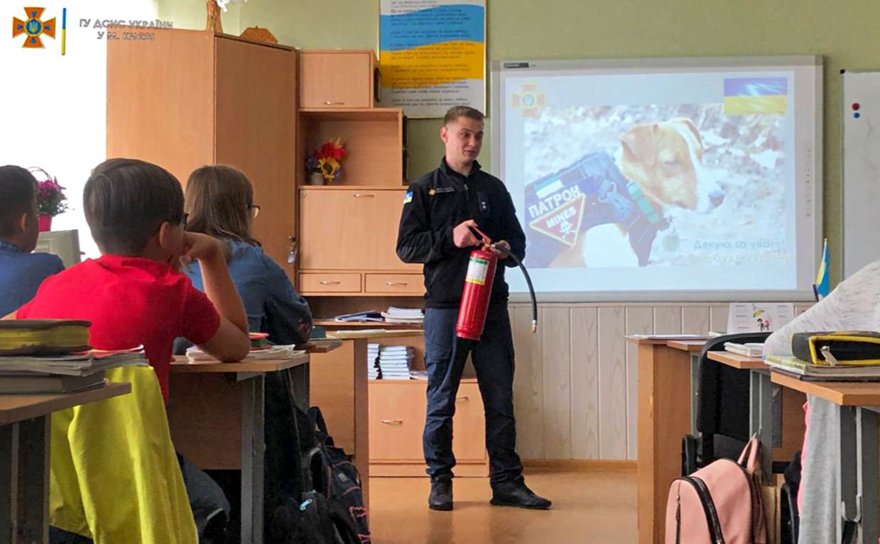 Рятувальники провели урок для школярів. Фото: Головне управління ДСНС у Києві.