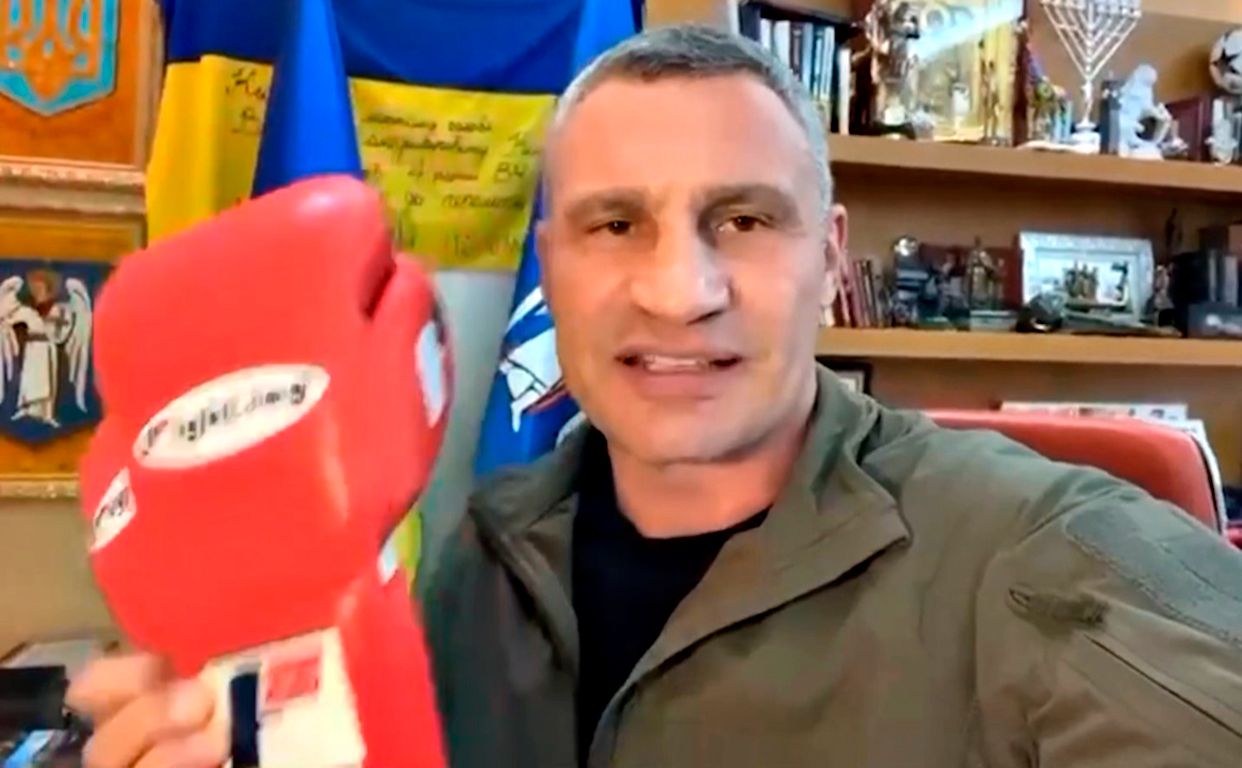 Рукавиці мають бути розіграні серед тих, хто задонатить на бандерпечі для захисників.