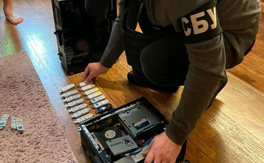У ході обшуку правоохоронці вилучили комп’ютери з програмним забезпеченням. Фото: СБУ