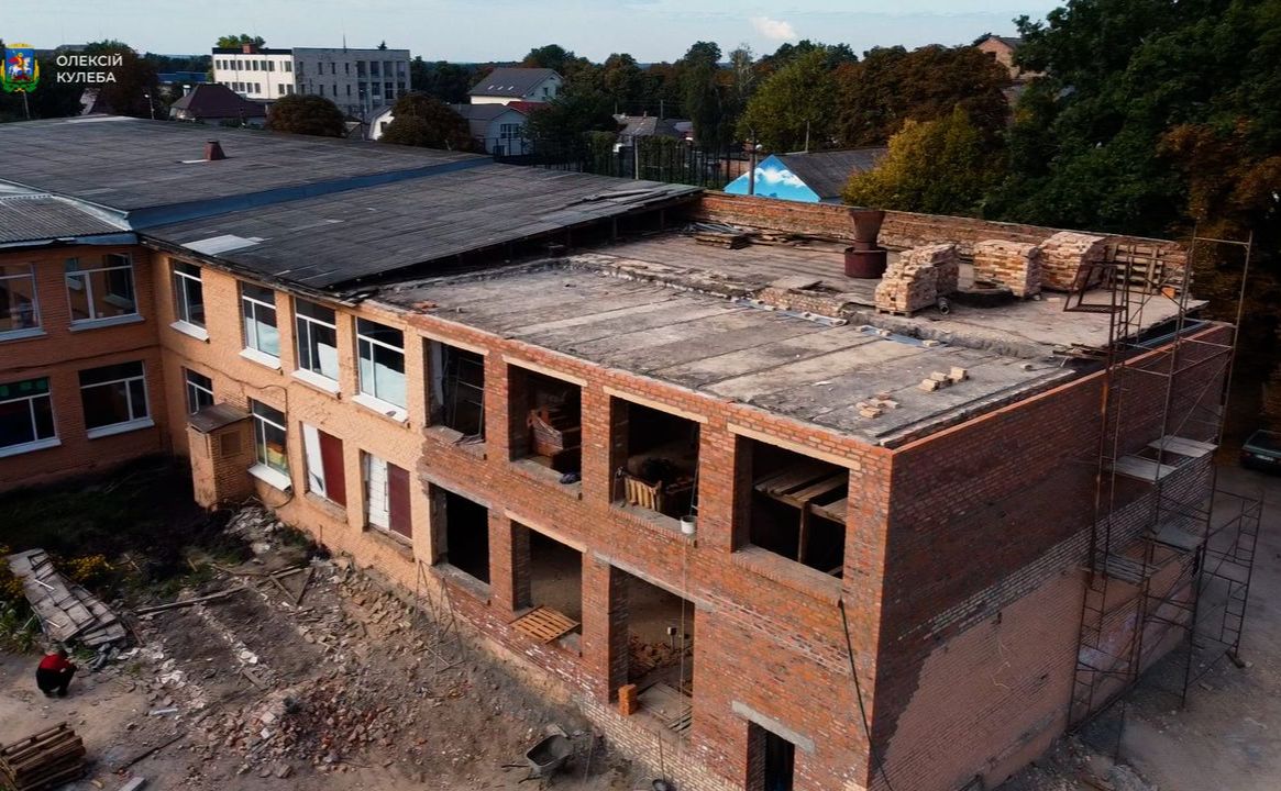 Макаровский ліцей №1: тут перекривають дах, будують нові стіни замість зруйнованих. Фото: О. Кулеба