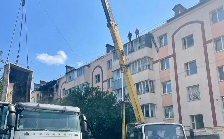 Ремонт покрівлі 6-поверхівки у Бучі. Фото: А.Федорчук