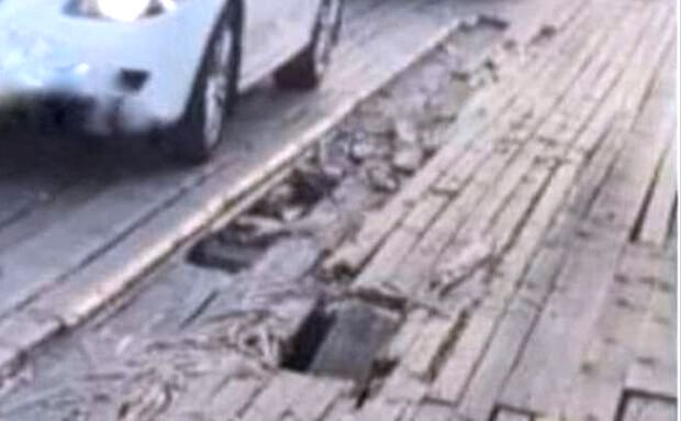 Світлини з аварійної переправи люди викладають у соцмережі. Фото: з відкритих джерел