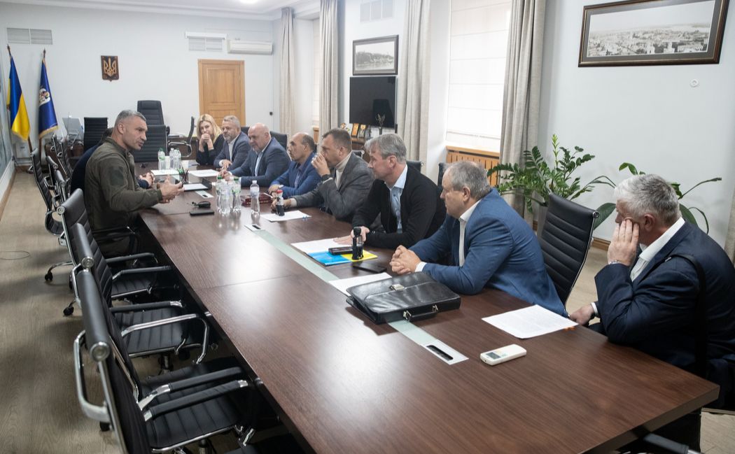Віталій Кличко під час зустрічі з головами шістьох громад Київщини. Фото: КМДА