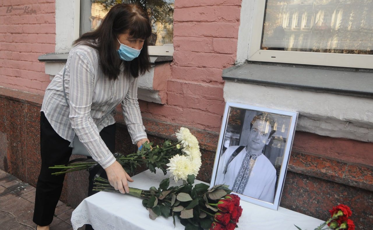 Кадр з відкриття меморіальної дошки Георгію Ґонґадзе два роки тому. Фото з архіву «Вечірнього Києва»