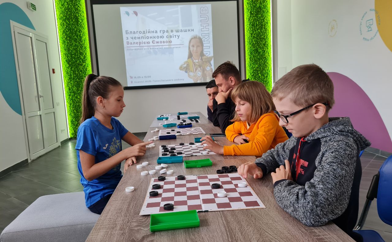 Валєрія Єжова під час гри з учасниками заходу. Фото: Департамент суспільних комунікацій КМДА
