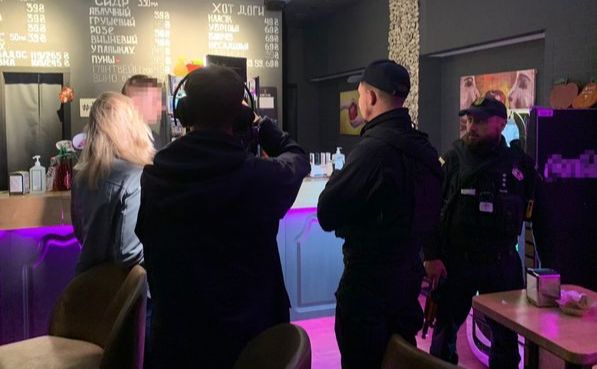 Поліція під час нічного рейду у барі. Фото: Поліція Києва