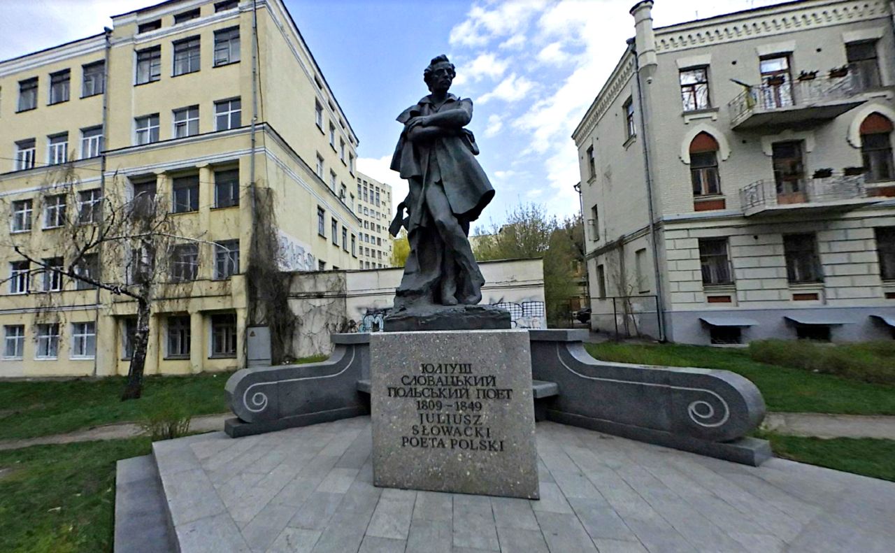 Монумент Юліушу Словацькому на вулиці Велика Васильківська. Фото з відкритих джерел