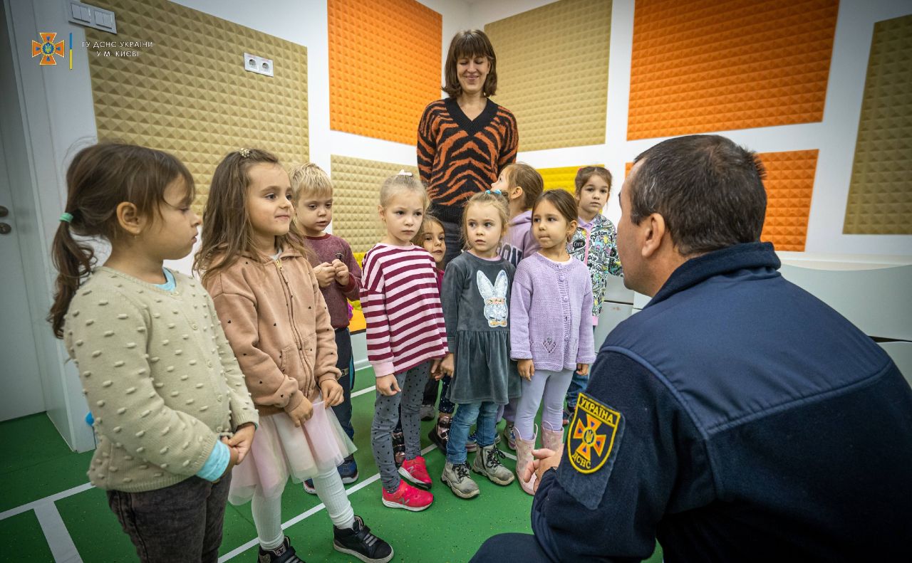 Рятувальник спілкується з дітьми у дитсадку в Києві. Фото: ГУ ДСНС у м.Києві