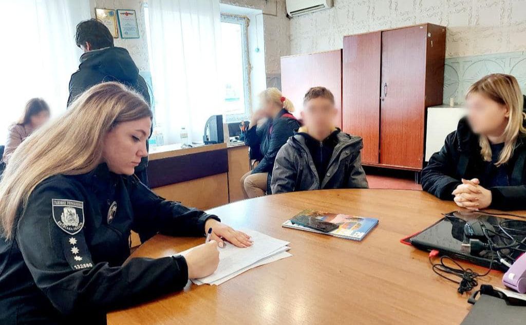 Піділтки з батьками у відділенні поліції. Фот: Поліція Київської області