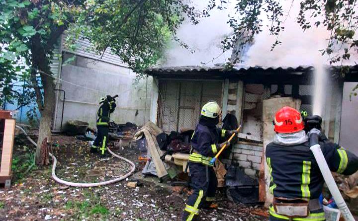 Вогнеборці лікувідовують пожежу у приватному секторі в Дарницькому районі. Фото: ГУ ДСНС у м.Києві