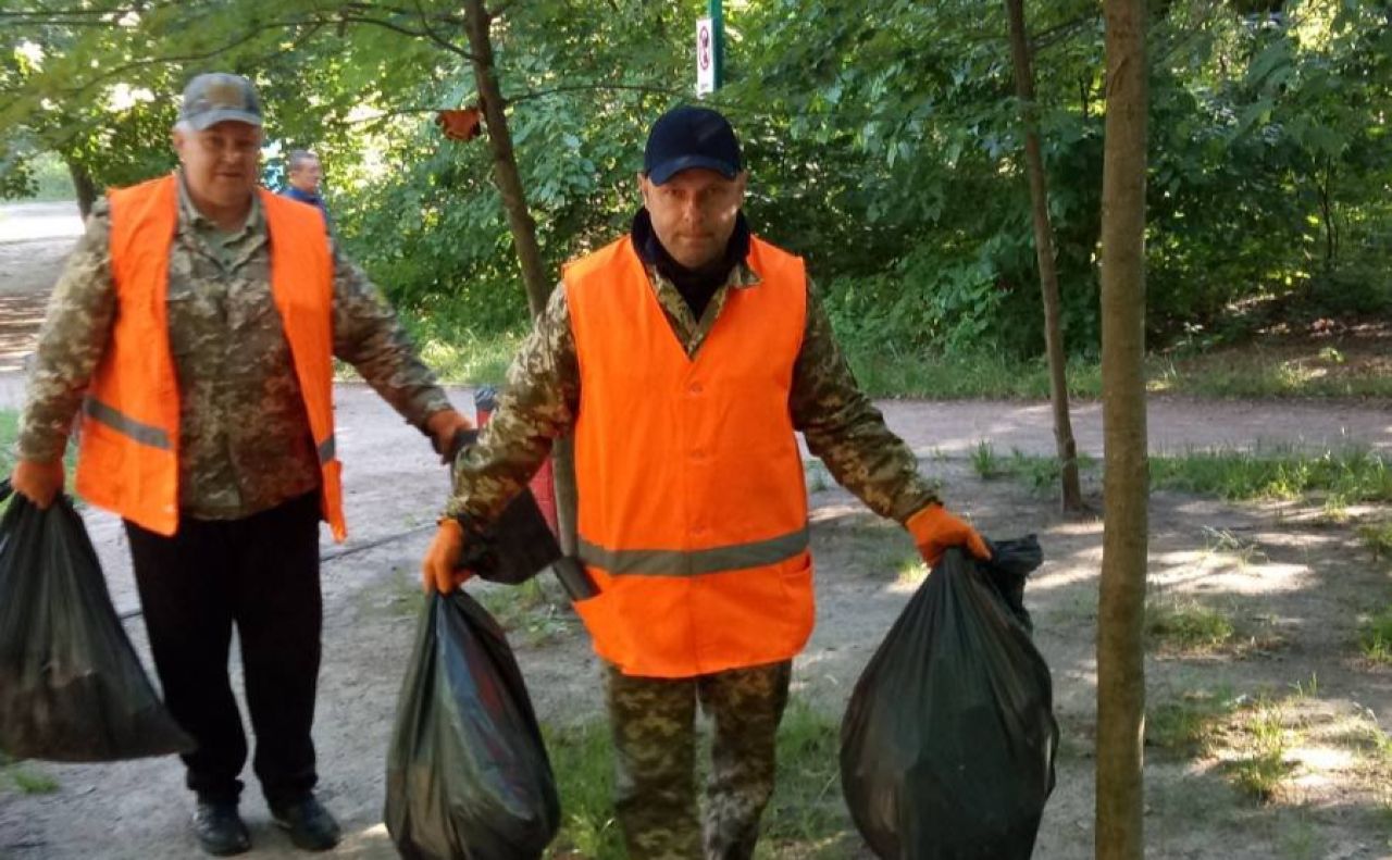 Кожен раз, щоб вивезти мішки сміття ліснкам необхідний трактор