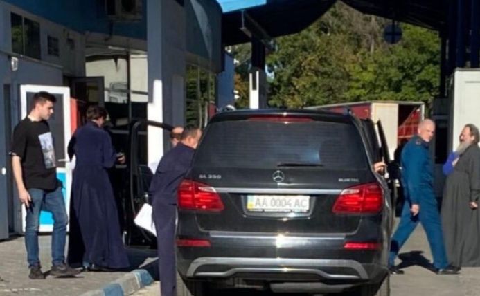Авто на митному кордоні. Фото: Інформаційний потік