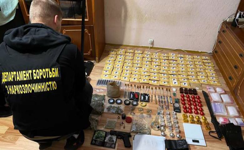 Затриманий поліцією може отрима до 10 років у в’язниці за свій «бізнес». Фото: Поліція Києва