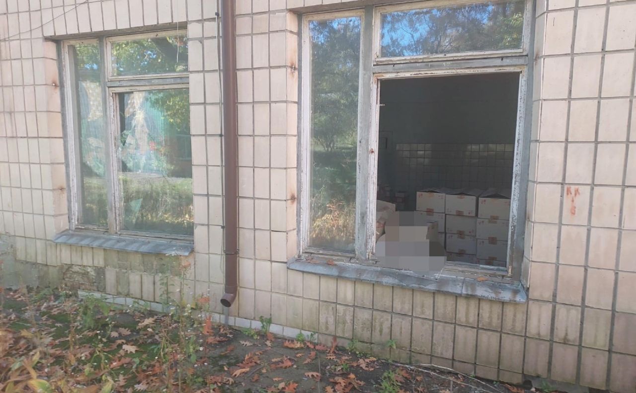 Вибухова хвиля «винесла» скло. Фото: фб-сторінка Марини Хонди
