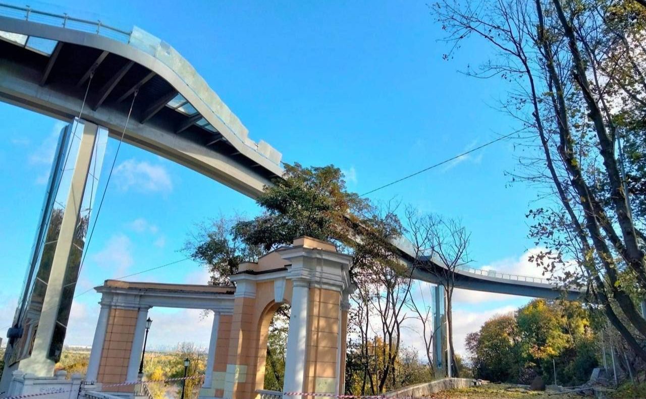 Оглядовий міст зазнав незначних пошкоджень через ракетний удар. Фото: з відкритих джерел