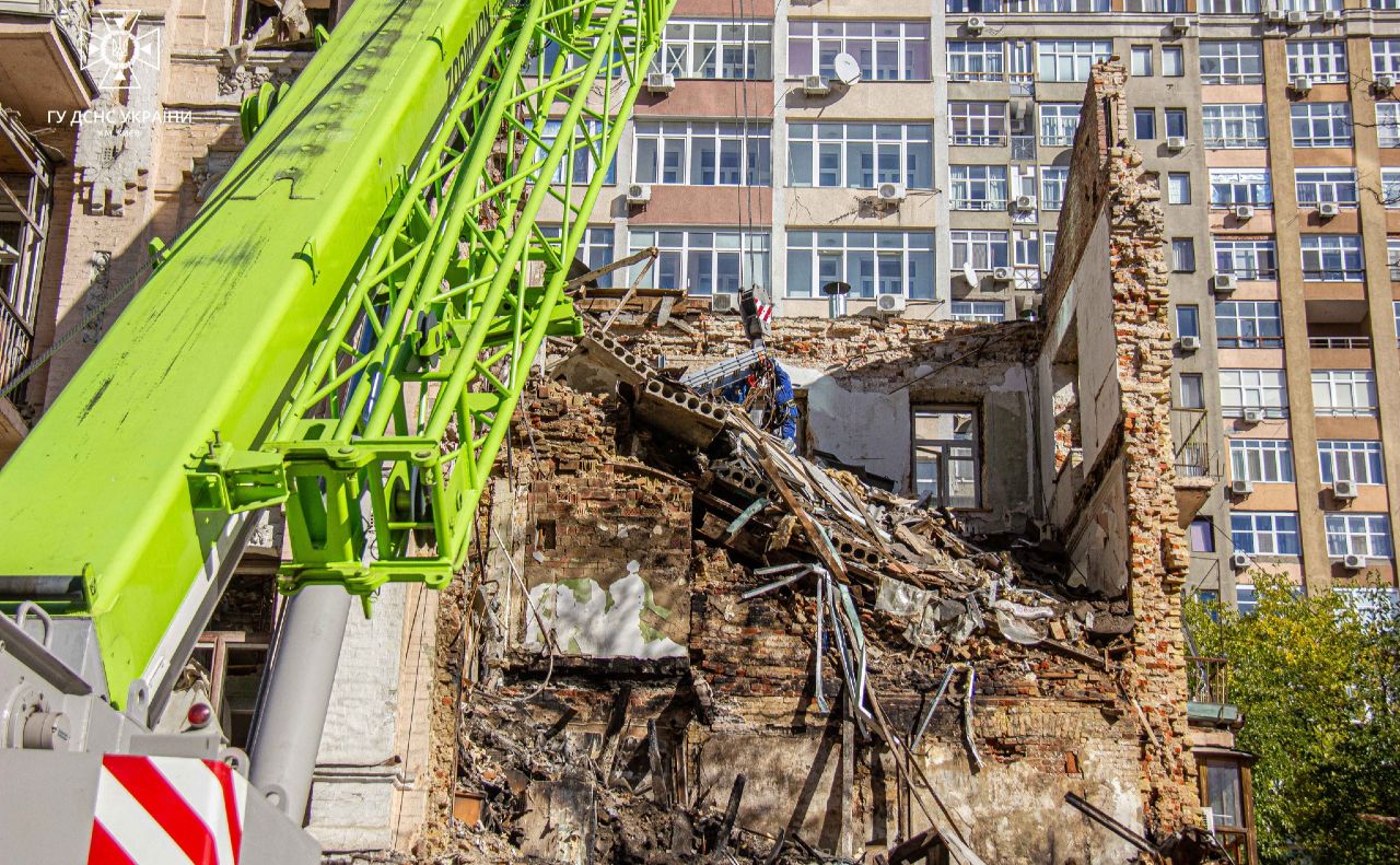 Внаслідок атаки постраждав 120-річний будинок. Фото: Головне управління ДСНС України у Києві.