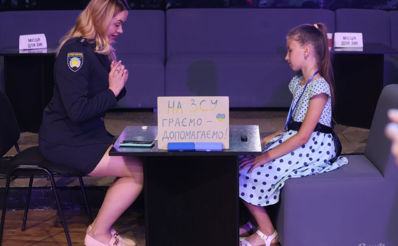 валерія Єжова грає в шашки з усіма охочими. Фото Бориса Корпусенка