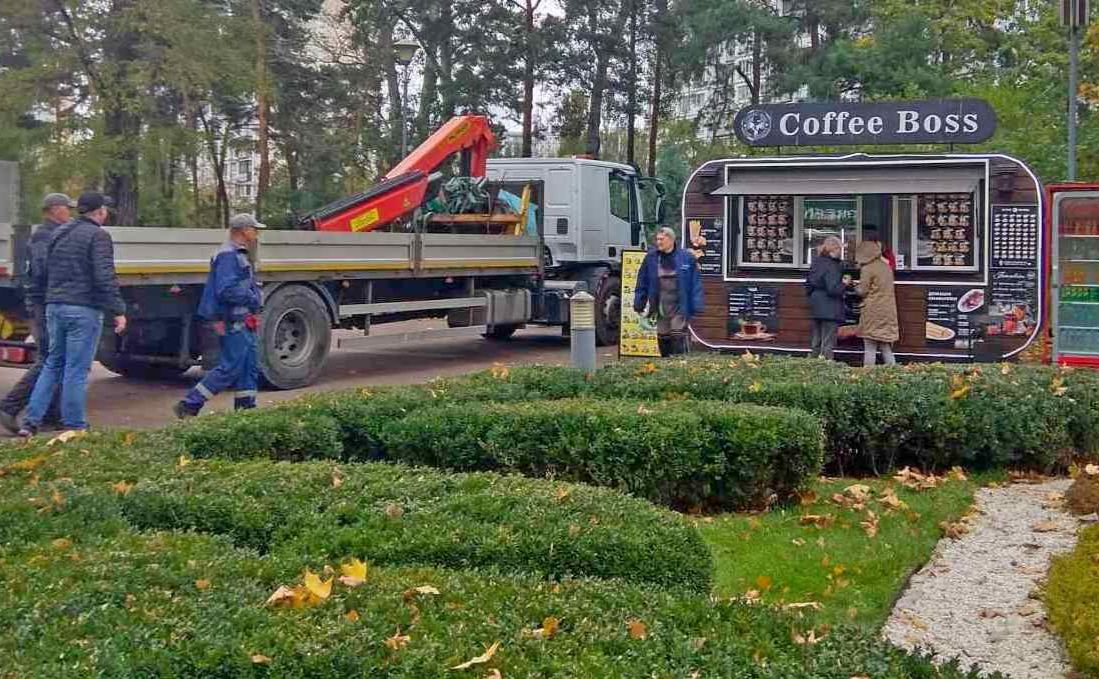 У парку Перемога прибрали незаконний кіоск, рейди тривають