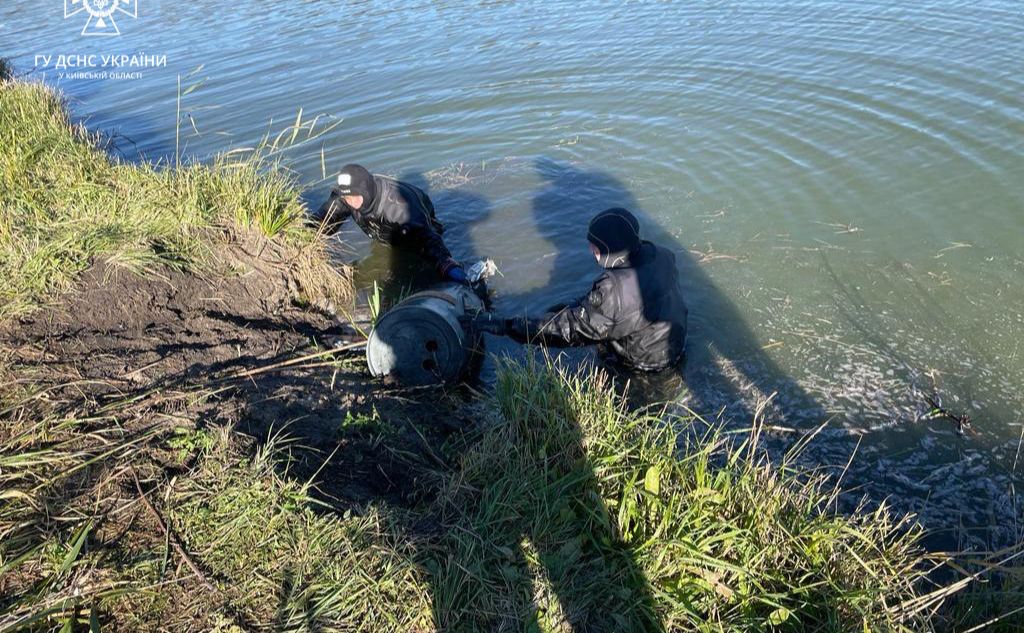 Водолази витягають небезпечну знахідку. Фото: ДСНС