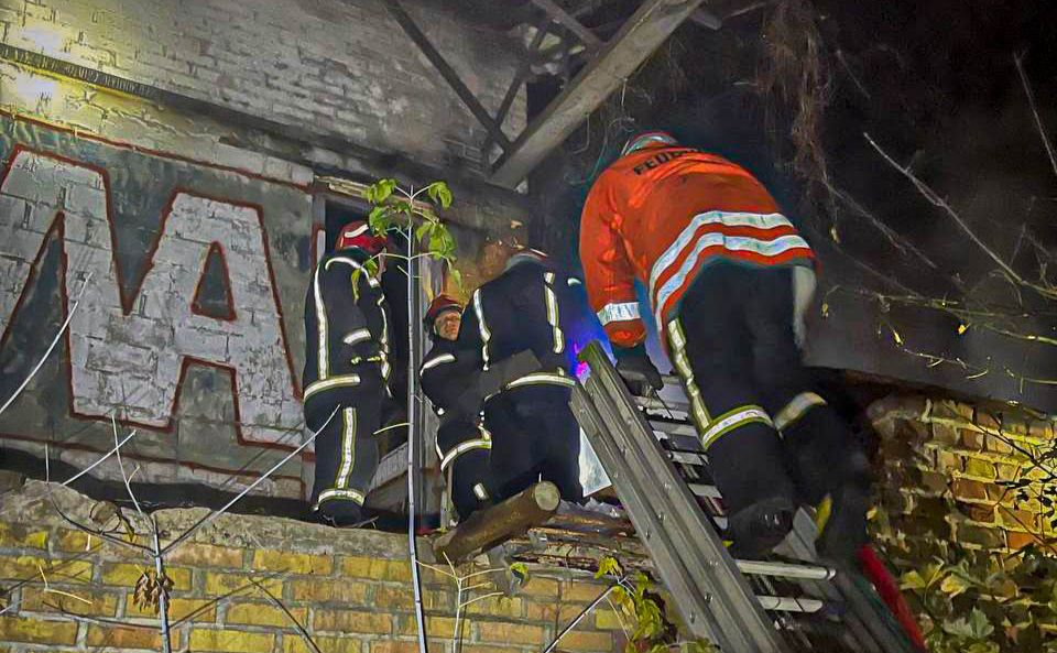 Вогнеборці ліквідували пожежу у відселеній будівлі. Фото: ГУ ДСНС у м.Києві