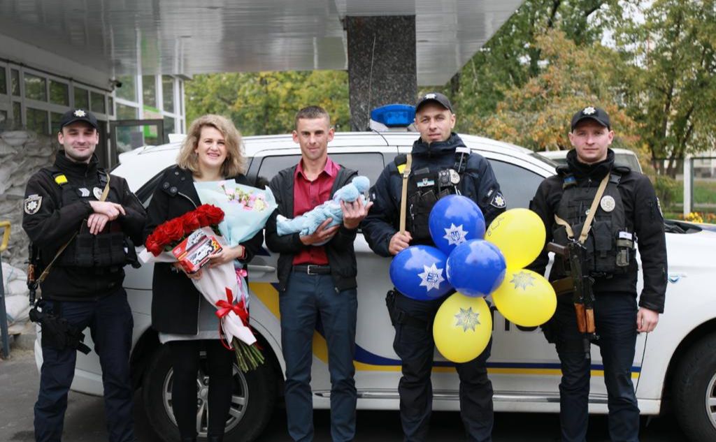 Молодих батьків привітали поліцейські. Фото: пресслужба поліції Києва