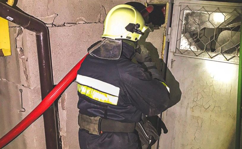 Рятувальники столичної ДСНС на гасіння пожежі у будинку, де стався вибух. Фото: ГУ ДСНС у м.Києві