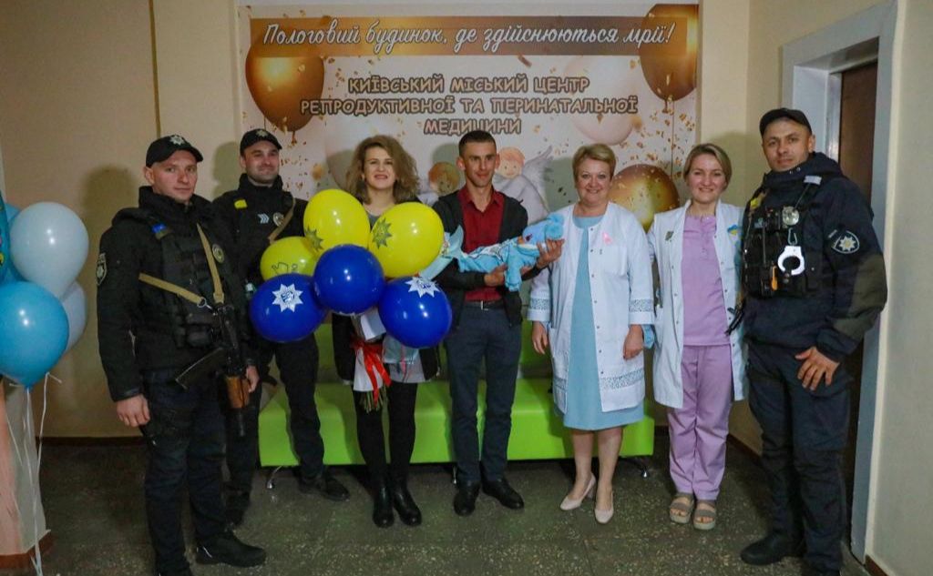 Патрульні привітали з народження дитини. Фото: Нацполіція